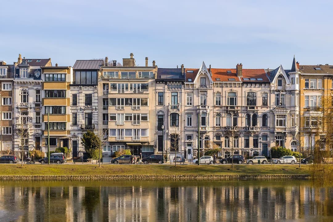 Brussels apartment with canal